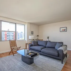 Classic Dt 2br With View By Zencity Apartment